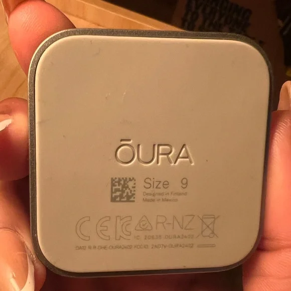 Oura Ring 4 with Silver Hue